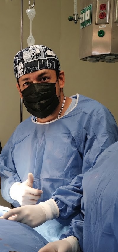 Dr. Isaac R. Castro Sánchez en quirófano